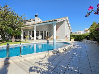 Casa a Tr america 17. Exclusiva villa junto playa almadraba de benicasim