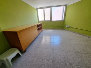 Lloguer Local Comercial  Carrer de la mare de déu de l'esperança. Ideal para almacén y/o despacho