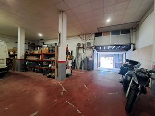 Local Comercial  Carrer irlanda. Amplio local en ciudad