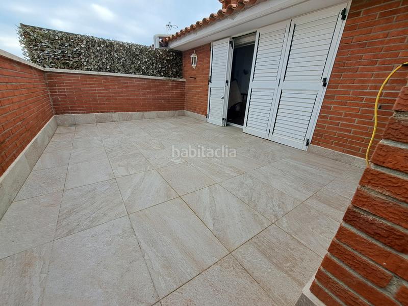 Foto 0c117a87-de12-4524-acf8-b74a1f2441a6. Casa aparellada amb xemeneia calefacció aparcament piscina a Mataró