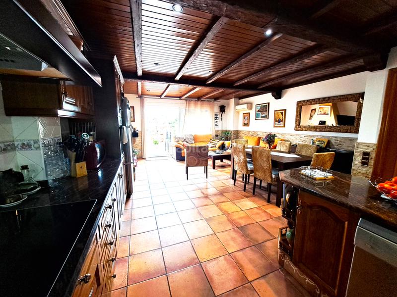 Foto 153d49e4-7a73-4c0b-9617-3732e916e12f. Casa aparellada amb xemeneia calefacció aparcament piscina a Mataró
