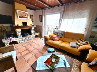 Casa aparellada  Carrer irlanda. Sensacional casa en ciudad!!