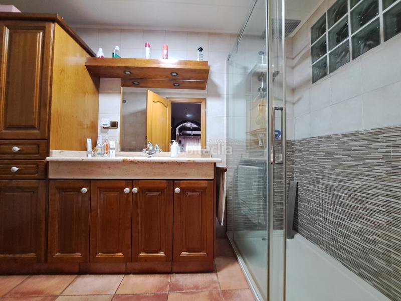 Foto adb0a484-0ef9-43c1-a591-3c5a893c2966. Casa aparellada amb xemeneia calefacció aparcament piscina a Mataró