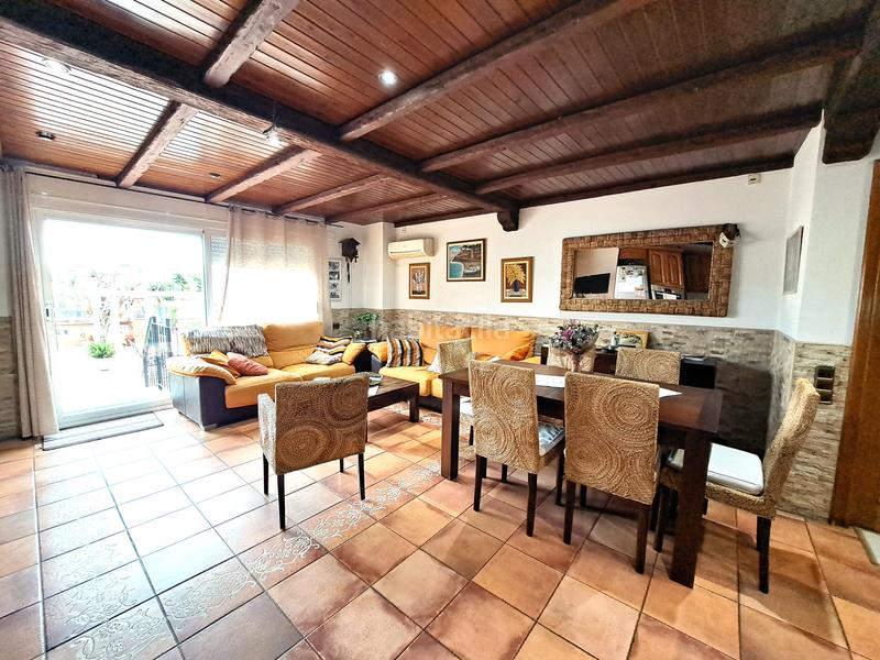 Foto b1ab805e-a238-4d16-a970-bf556ed2cec0. Casa aparellada amb xemeneia calefacció aparcament piscina a Mataró