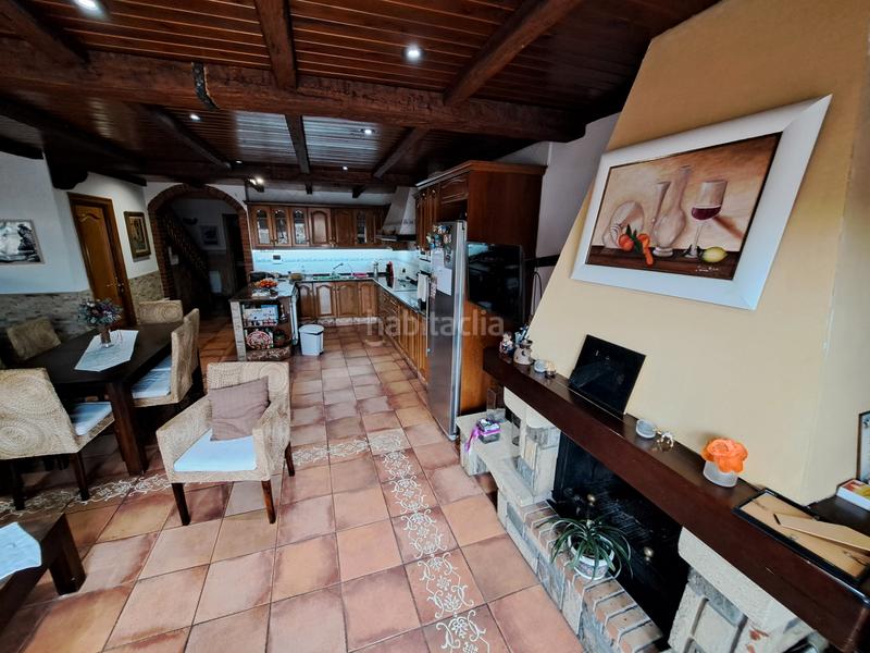 Foto c23a4d94-9465-42b2-88da-c082b0a0a69f. Casa aparellada amb xemeneia calefacció aparcament piscina a Mataró