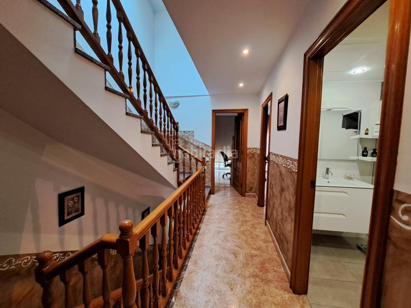 Foto ead603f3-5642-441c-8476-3ec2547bbc75. Casa aparellada amb xemeneia calefacció aparcament piscina a Mataró
