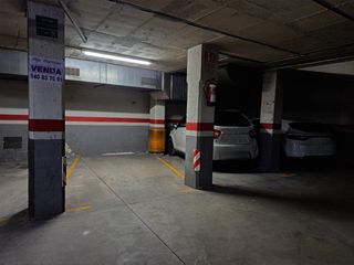 Aparcament cotxe a Carrer d' aribau 12. Zona de difícil aparcamiento!