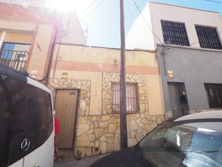Reihenhaus in La Maurina. Se vende casa adosada en terrassa, zona la maurina