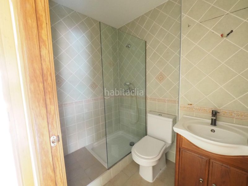 Foto b8532f29-e01f-44c3-84cd-4d4987c49e9f. Casa adossada amb aparcament a Roc Blanc Terrassa