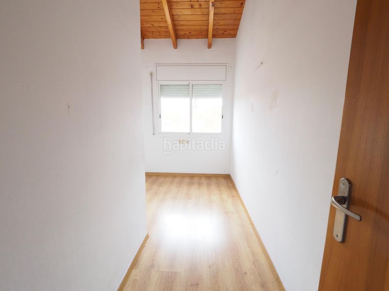 Foto dde5f001-02f2-4e2f-a831-9470cfbef45b. Casa adossada amb aparcament a Roc Blanc Terrassa