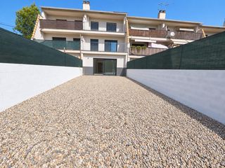 Casa adosada en Mediona. Se vende casa adosada en mediona