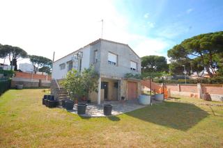 Casa a Riells. Casa en magnífico terreno de 800m2, a 2 minutos de la playa