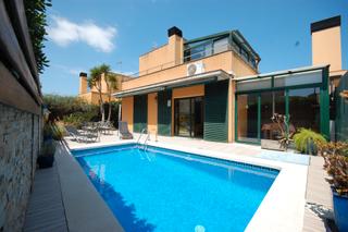 Casa a Riells. Casa de reciente construcción a 2mn  de la playa