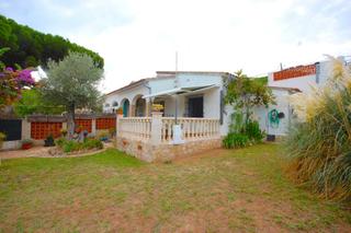 Casa adossada a Riells. Casa con piscina comunitaria