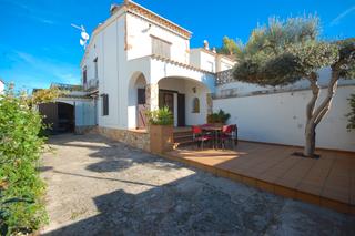 Casa adossada a Riells. Casa a 800m de la platja