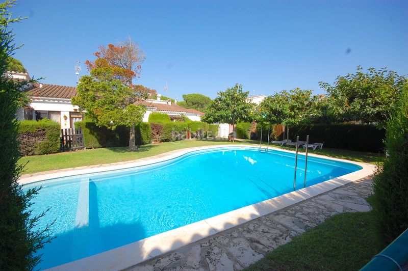 Foto 8b93b9ac-ee0b-4a45-a36f-a58219dfc2cd. Casa adossada amb piscina a Riells Escala (L´)