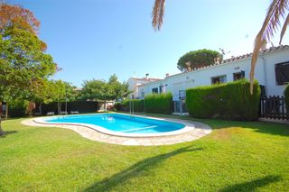Casa adossada a Riells. Casa con piscina comunitaria
