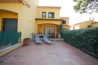 Casa adossada a Riells. Vinya