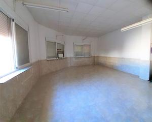 Local Comercial a Casco Urbano. Gran local esquinero de 170 m2 reconvertible en vivienda con gar