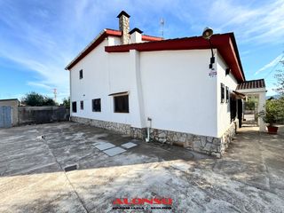 Chalet à Pueblo. Chalet independiente