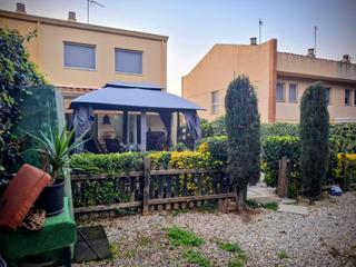 Maison jumelée à Caldes de Malavella. Casa adosada en venta en caldes de malavella, zona pueblo