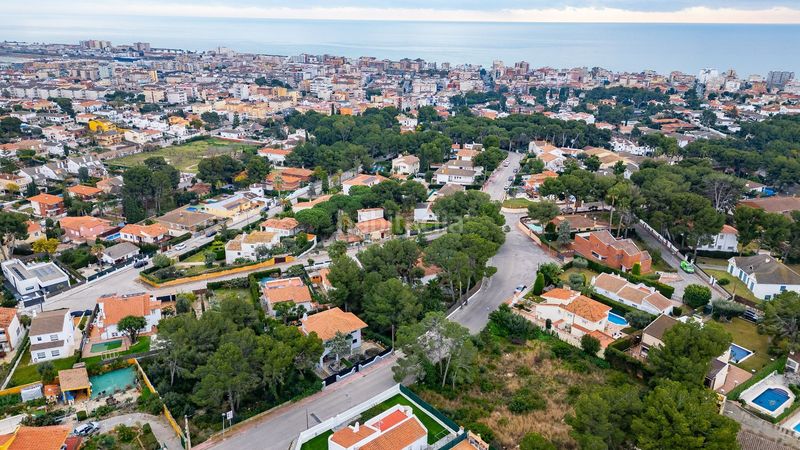Foto f81a3b8e-c1f8-46cb-a0f2-58488ae9446b. Terreno residencial se vende parcela con vistas al mar! en Cunit