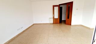 Pis a Centre. Amplio piso de 4 dormitorios y 2 baños en el centro, con parking