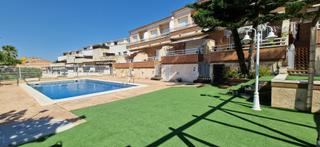 Casa adossada a Sant Jaume dels Domenys. Espaciosa casa adosada de 3 dormitorios, jardn privado y piscin