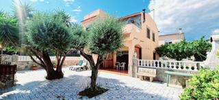 Casa a La Franquesa-Oasis Park. Descubre esta encantadora casa de 3 dormitorios con jardín priva