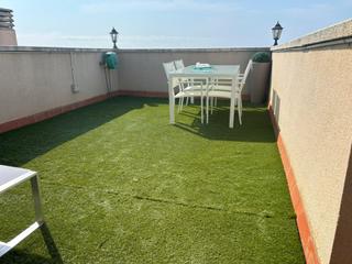Àtic a Cunit Residencial. Ático con solarium y piscina.
