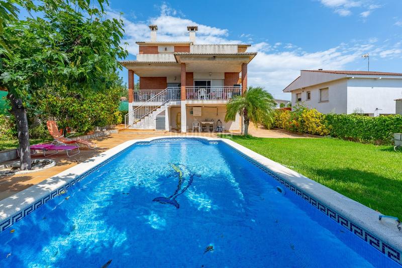 Foto 25c1355b-8a31-4be7-afd3-de6dfaa4a090. Casa vivivienda unifamiliar en residencial , con piscina y cinco dormitorios en Calafell