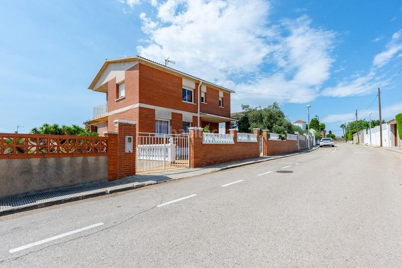 Foto e0b76108-d502-40da-a208-9ede9e4d79b6. Casa vivivienda unifamiliar en residencial , con piscina y cinco dormitorios en Calafell