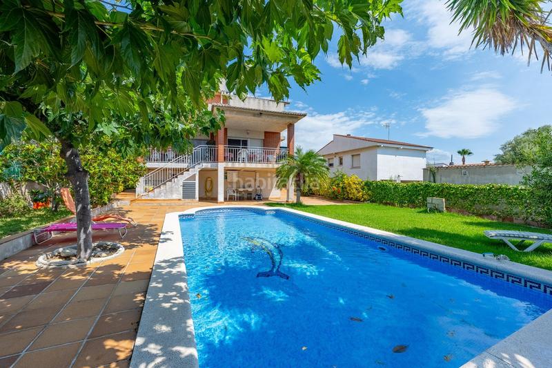 Foto e3f4ace5-2b86-4e71-a47c-17204f3fbe04. Casa vivivienda unifamiliar en residencial , con piscina y cinco dormitorios en Calafell