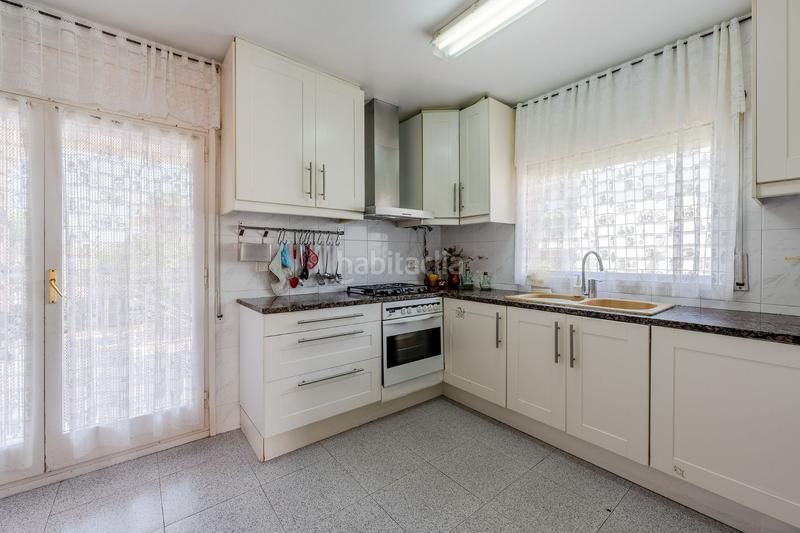Foto f9ae3893-0d3c-4d58-996c-a31868311886. Casa vivivienda unifamiliar en residencial , con piscina y cinco dormitorios en Calafell