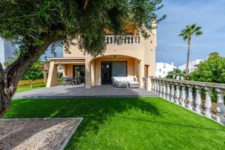 Casa a Cunit Residencial. Impresionante chalet recién reformado de 4 dormitorios, 3 baños,
