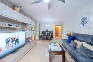 Pis a Prat de Cunit. Espectacular planta baja con jardn privado y piscina comunitari