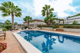 Maison à Mas romeu. Vivienda en una sola planta, 4 dormitorios y piscina.! gran parc