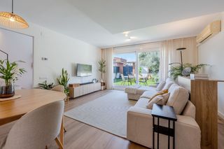 Casa adossada a Cunit Residencial. Amplia casa adosada reformada con 4 dormitorios, 3 baños, jardín