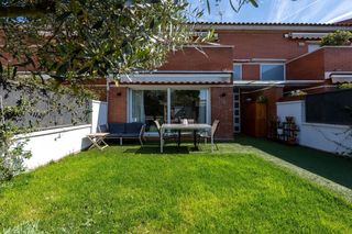 Maison jumelée à Cunit Residencial. Amplia casa adosada reformada con 4 dormitorios, 3 baños, jardín