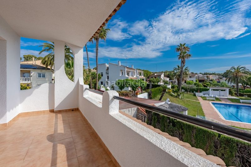 Foto 06444e70-8c0c-47bd-9674-d8ffbbdd08bc. Casa amb piscina a Cunit residencial Cunit