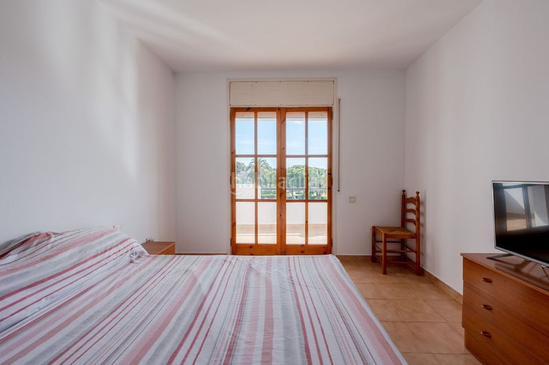 Foto 2b7aeb1a-9476-40e1-978b-d035eb551229. Casa amb piscina a Cunit residencial Cunit