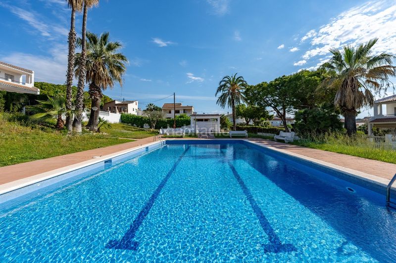 Foto 8faab704-4dfb-4ad8-bb68-af8d13a15498. Casa amb piscina a Cunit residencial Cunit