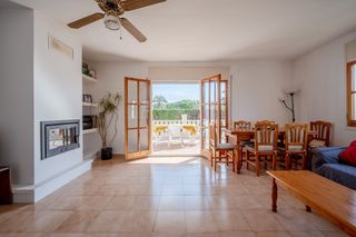Maison à Cunit Residencial. Amplia casa en venta con 4 dormitorios, jardín privado y vistas