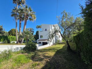 Haus in Cunit Residencial. Amplia casa en venta con 4 dormitorios, jardín privado y vistas