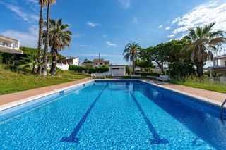 Casa a Cunit Residencial. Amplia casa en venta con 4 dormitorios, jardín privado y vistas