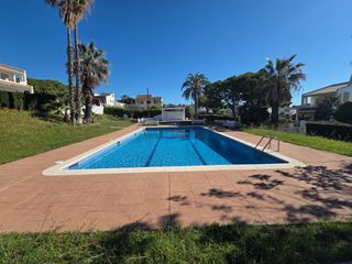 Casa in Cunit Residencial. Amplia casa en venta con 4 dormitorios, jardín privado y vistas