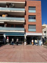 Miete Geschäftsraum in Prat de Cunit. Local comercial en alquiler en zona comercial y de paso por exce