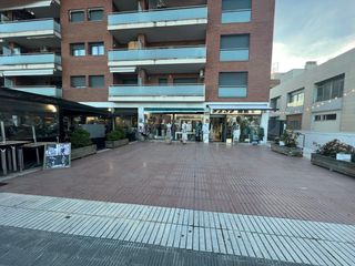 Affitto Locale commerciale in Prat de Cunit. Local comercial en zona de gran afluencia de público y paso cont