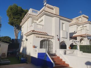 Haus in Cunit Residencial. Espectacular casa pareada con piscina privada en cunit listo par