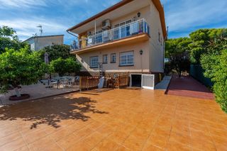 Haus in Cunit Residencial. Magnífica casa independiente con 2 viviendas independientes, gra